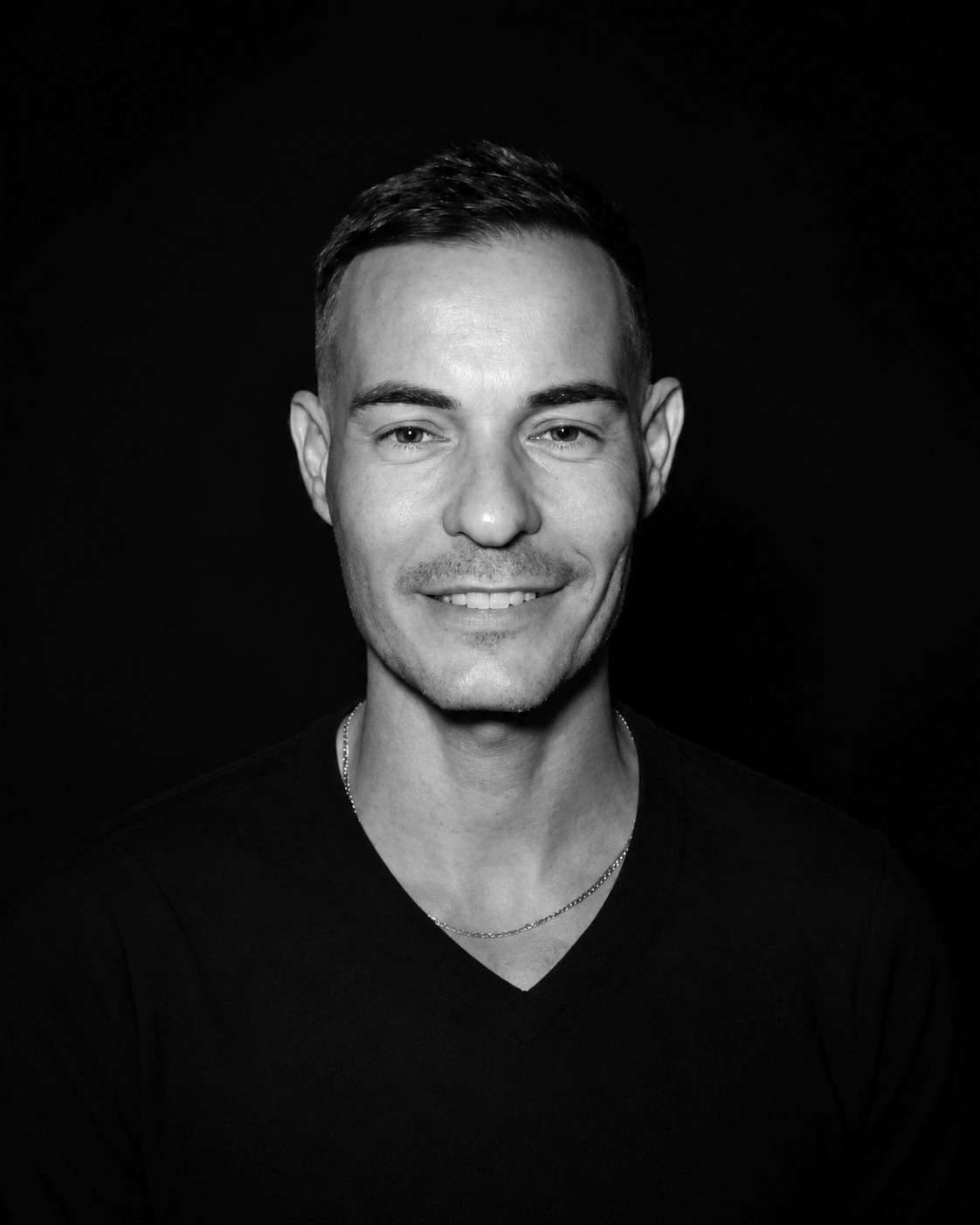 Retrato en blanco y negro sobre fondo oscuro